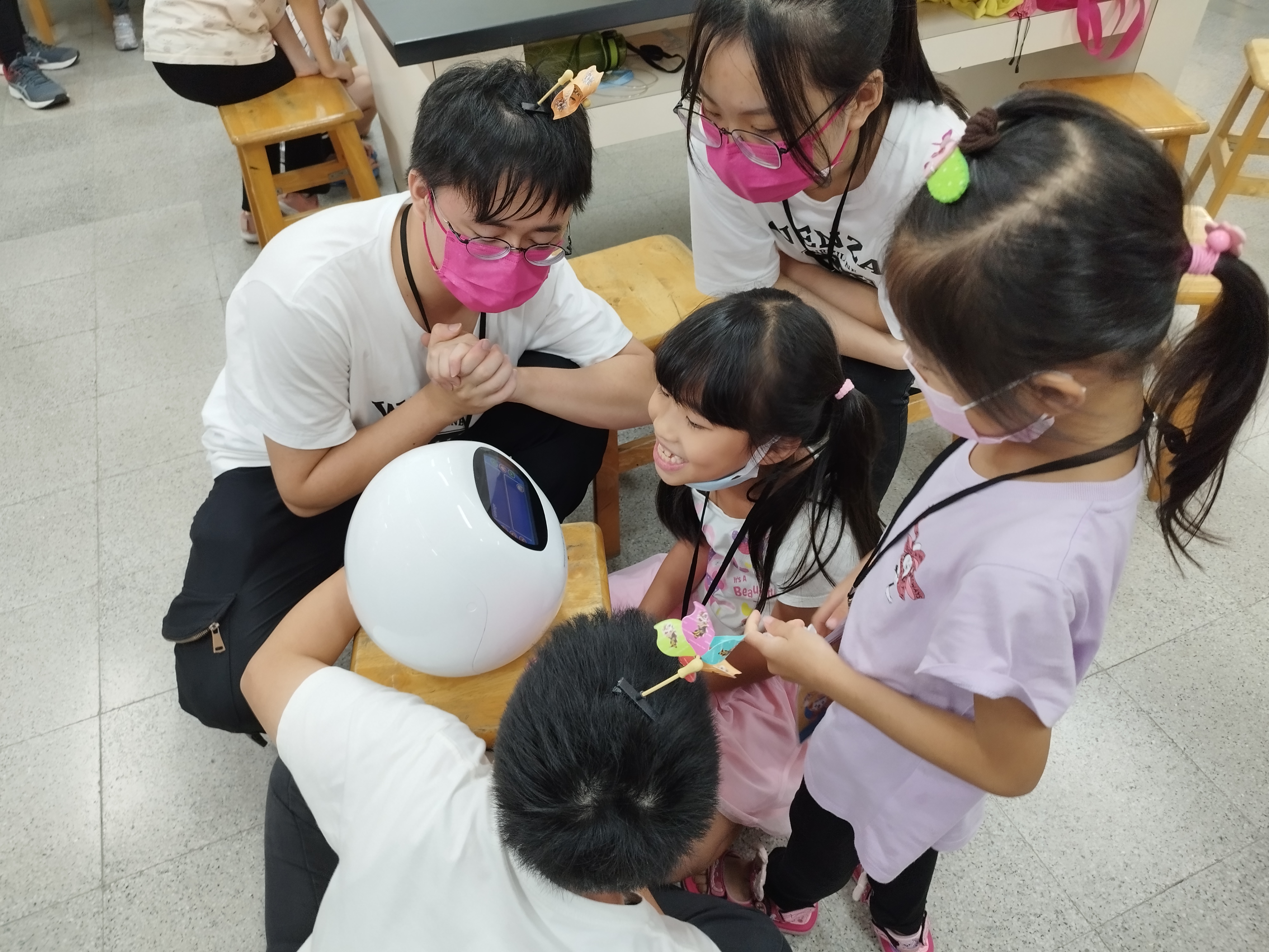 機器人智工的陪伴讓國小學童們體驗更多元有趣的語言學習(另開新視窗)